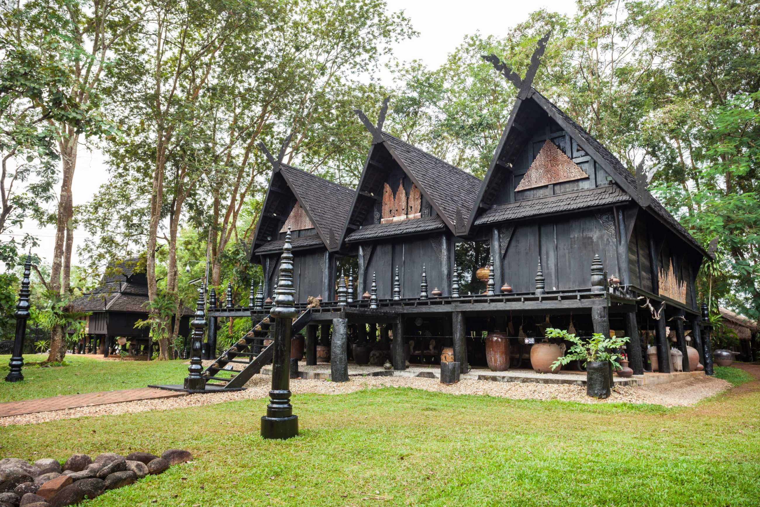 black-temple-chiang-rai-city-thailand (1)_แปลงไฟล์.jpg