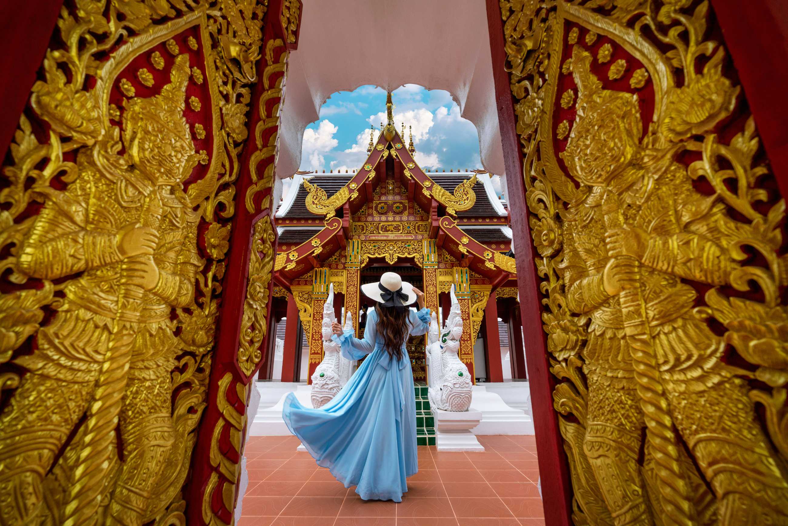 tourist-visiting-wat-khua-khrae-chiang-rai-thailand_แปลงไฟล์.jpg
