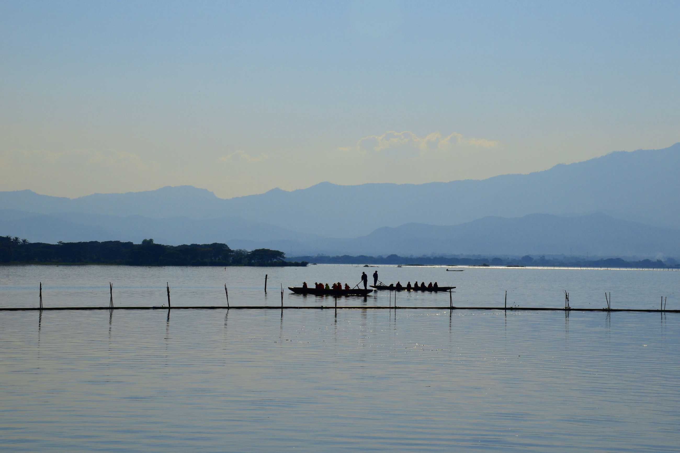 boatman-paddle-take-passengers-across-vast-lake-evening-kwan-phayao_jadtrip.com.jpg
