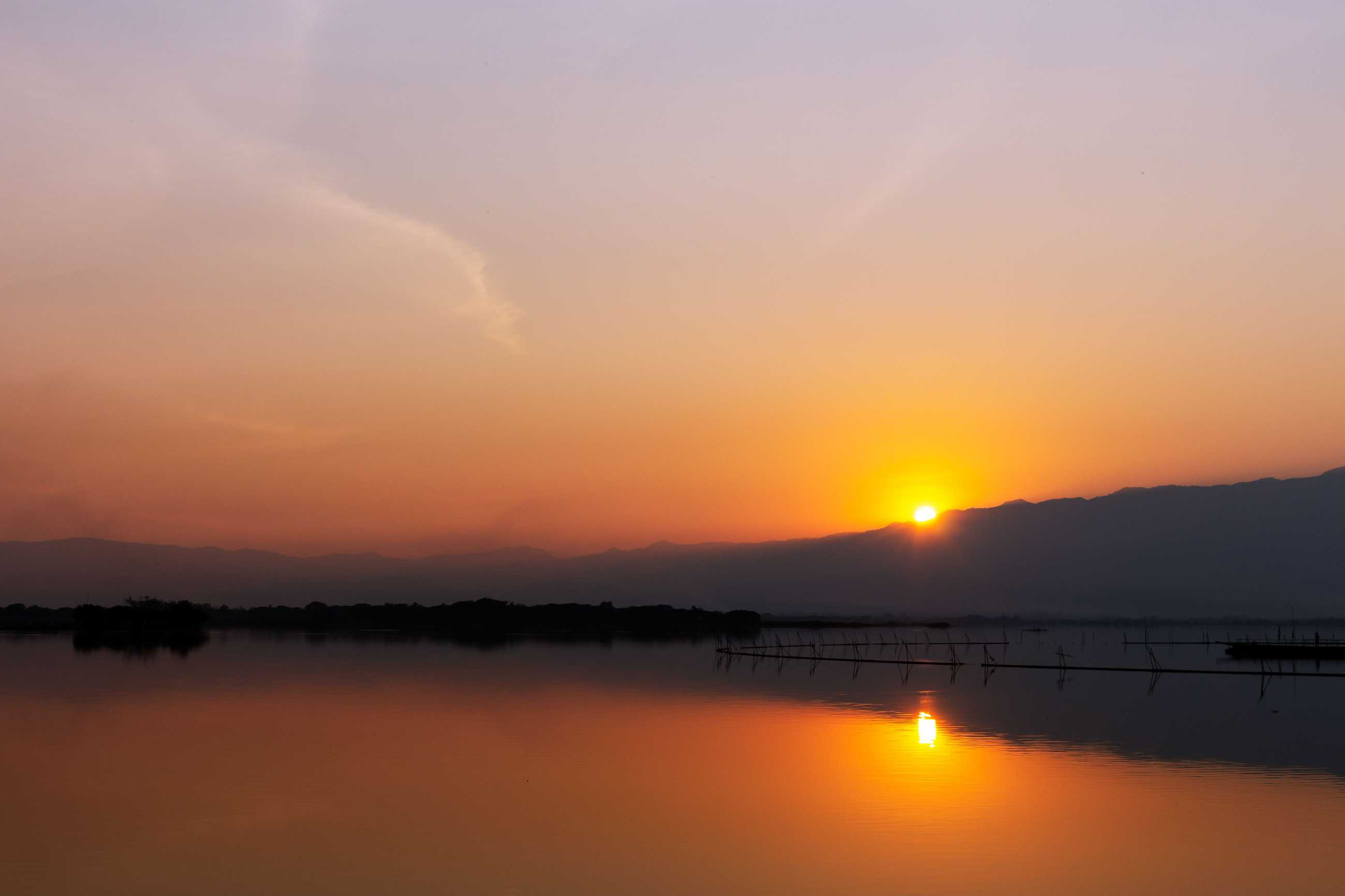 beautiful-view-kwan-phayao-thailand-with-soft-focus_jadtrip.com.jpg