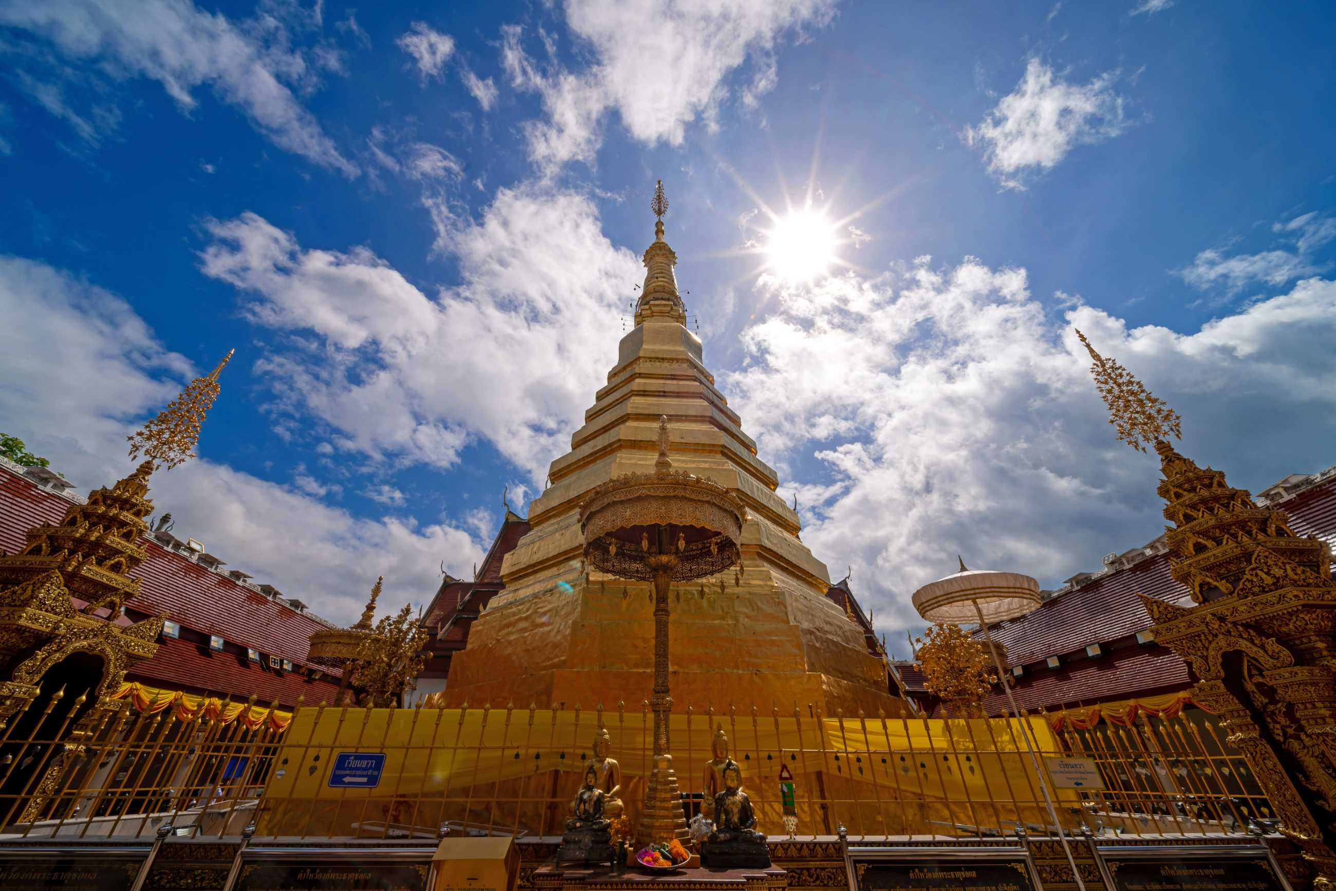 wide-angle-view-golden-pagoda-wat-phra-that-cho-hae-temple-phrae-province-thaila.jpg