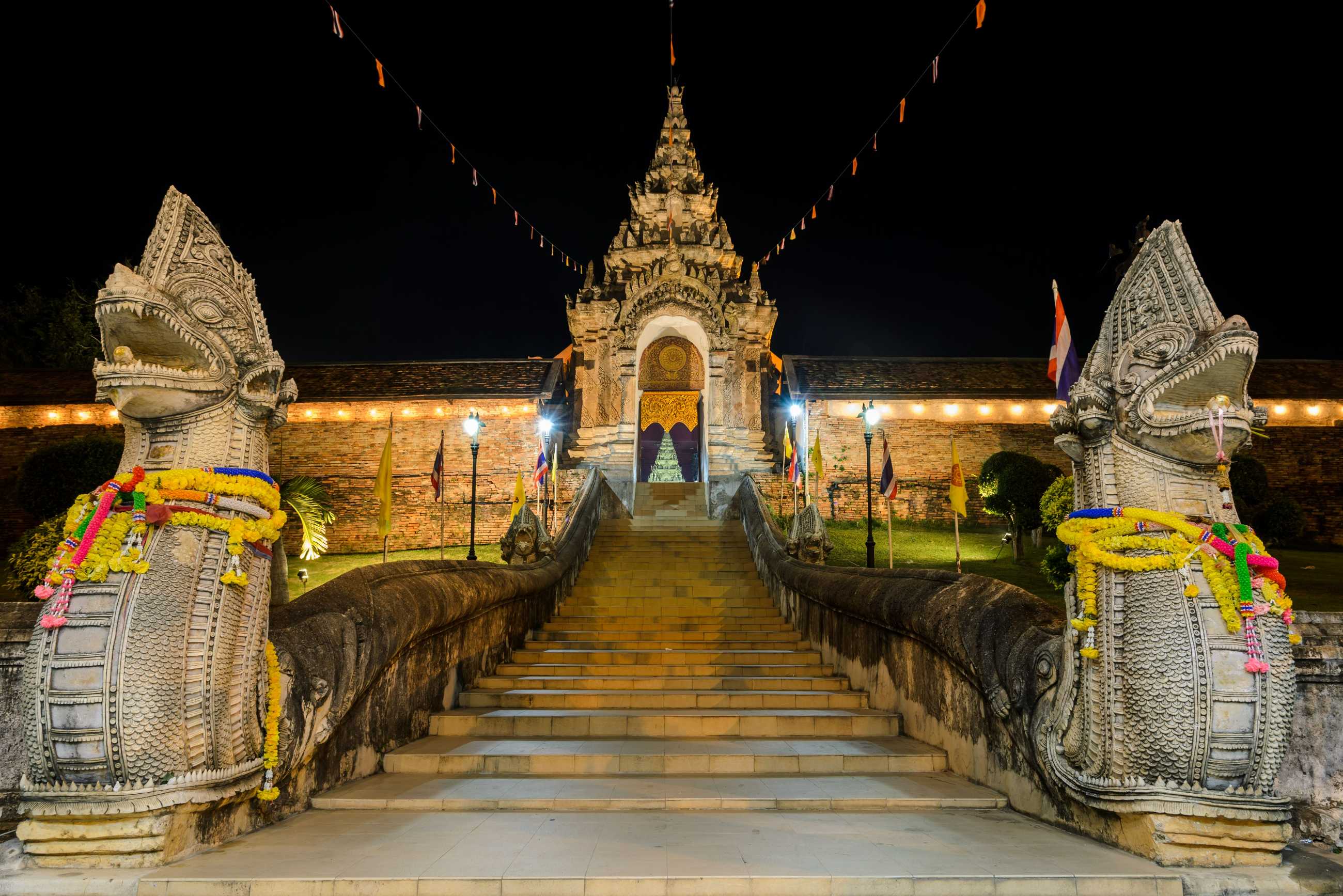 night-view-wat-phra-that-lampang-luang-thailand_jadtrip.com.jpg