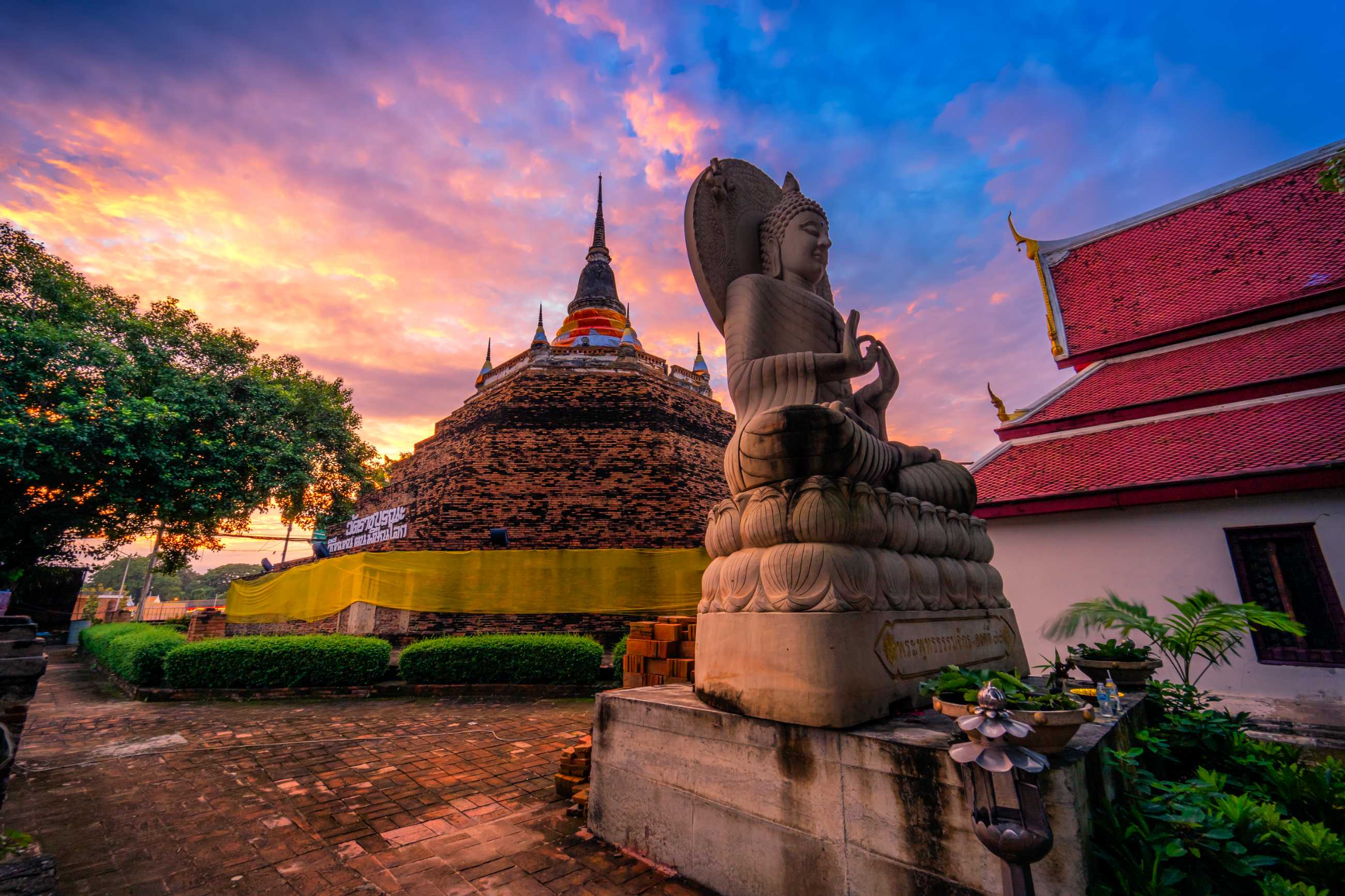 phitsanulok-thailand-october-10-2020-buddha-statue-phra-chedi-luang-temple-thai-.jpg