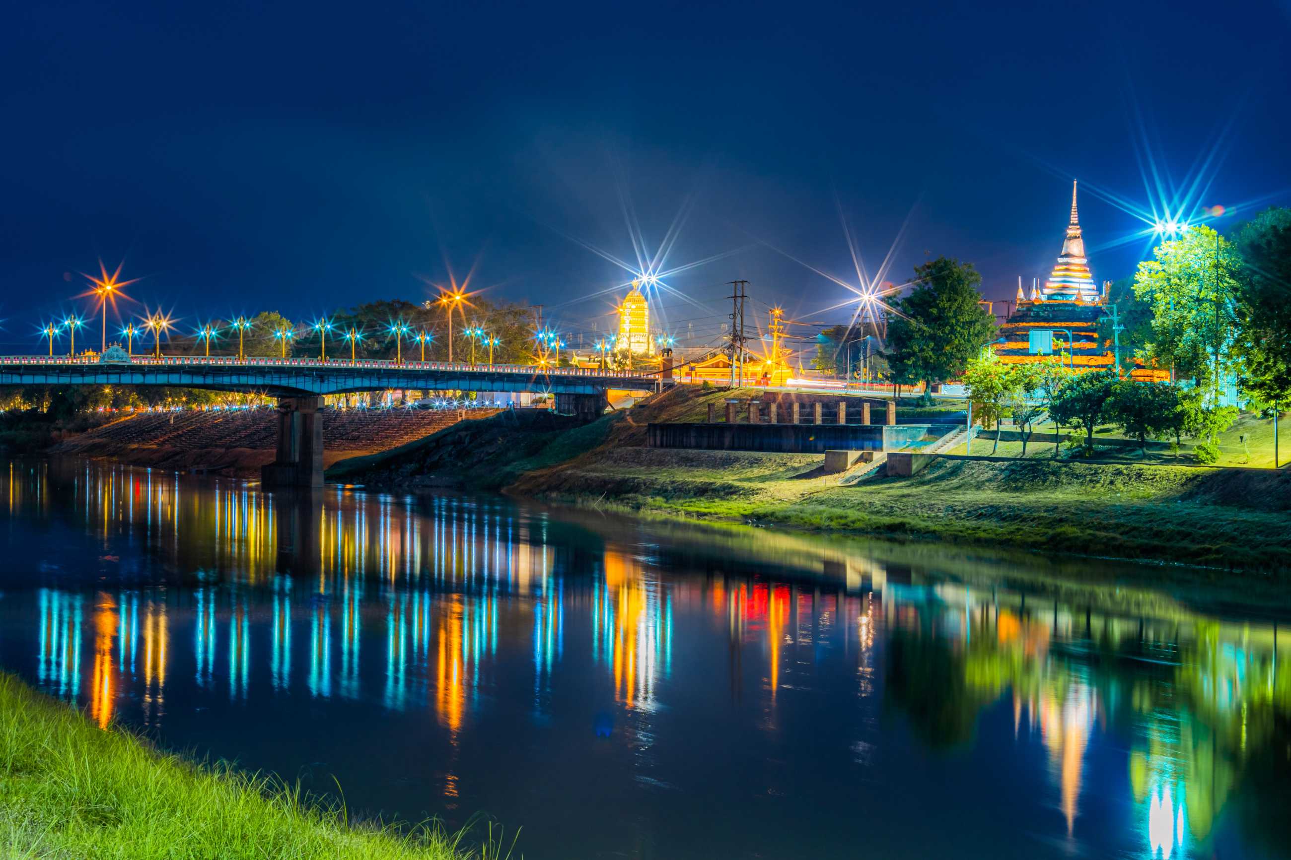 light-nan-river-naresuan-bridge-chedi-wat-ratchaburana-prang-wat-phra-si-rattana.jpg
