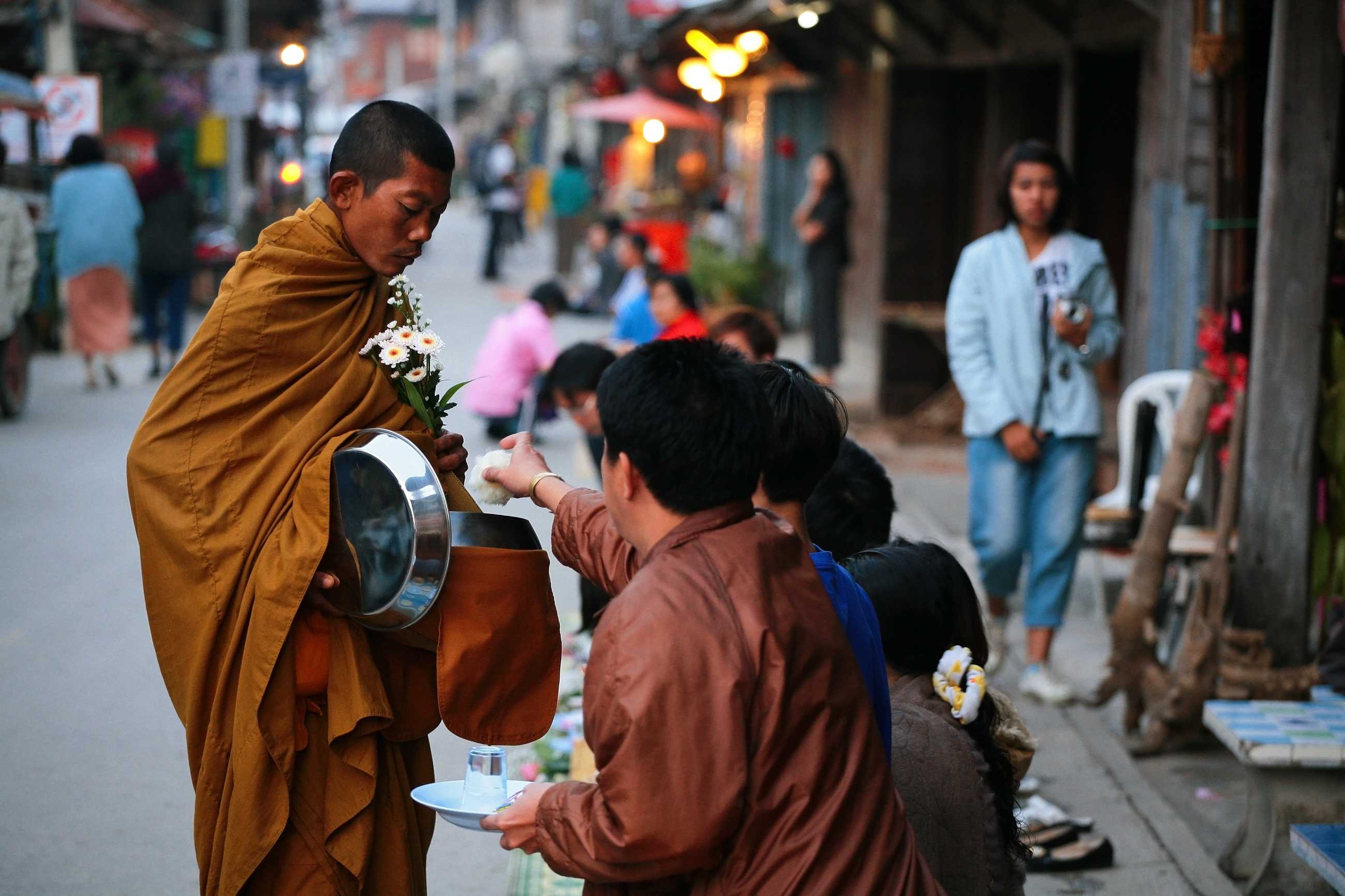 people-offer-food-flower-buddhist-monk_jadtrip.jpg