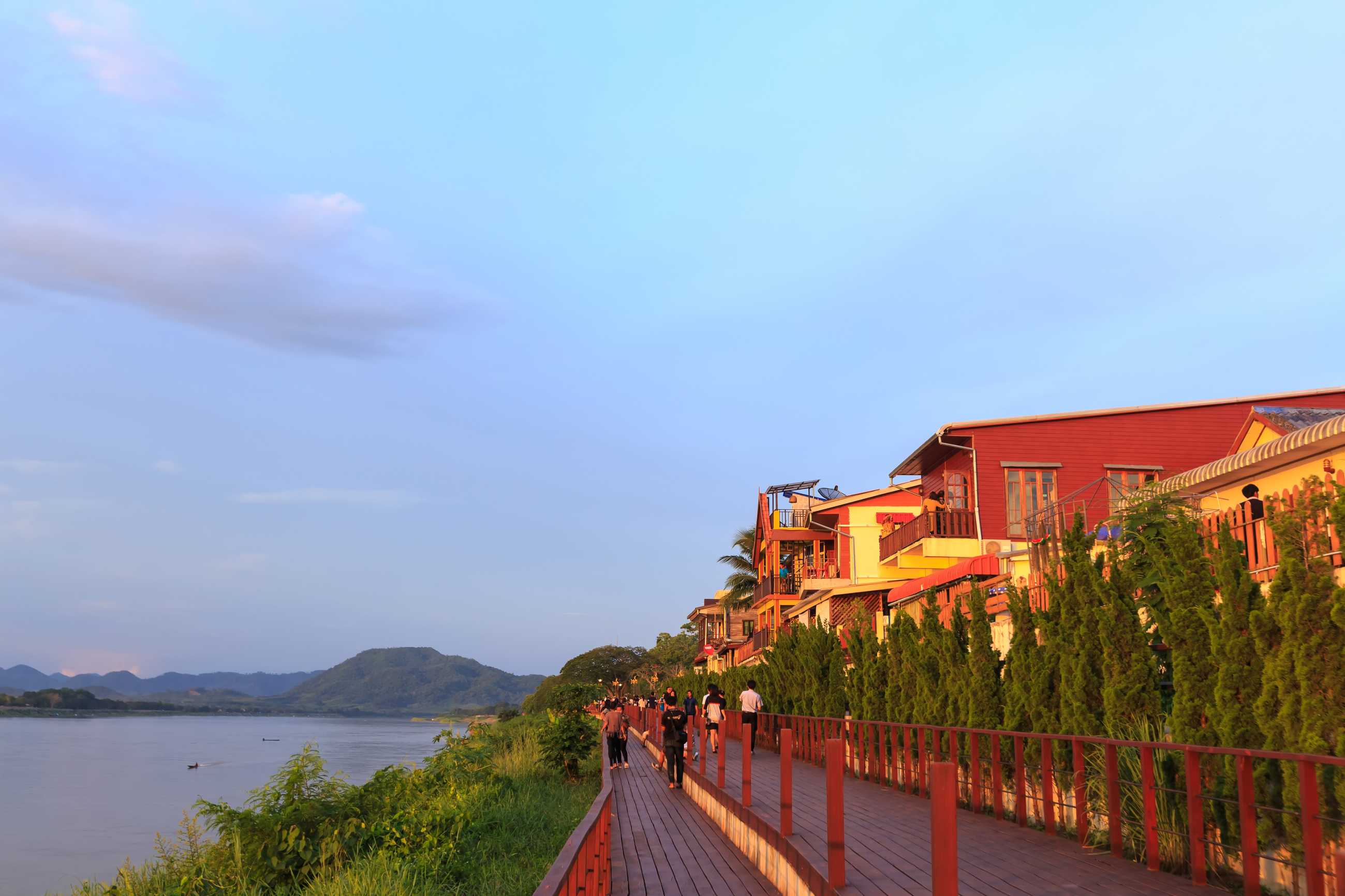 people-tourists-go-chiang-khan-popular-tourist-attraction-holidays (1)_jadtrip.jpg