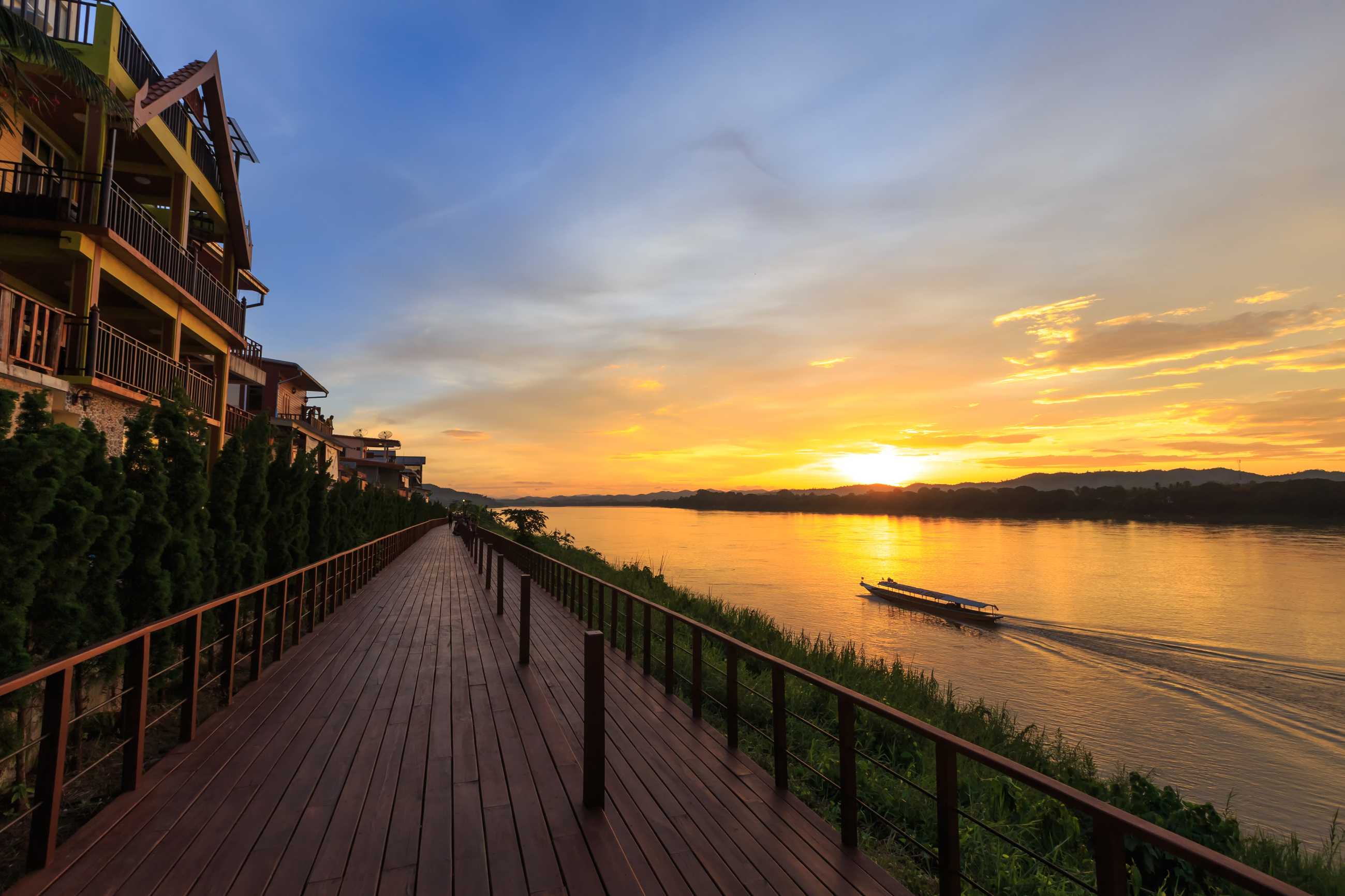 people-tourists-go-chiang-khan-popular-tourist-attraction-holidays (3)_jadtrip.jpg